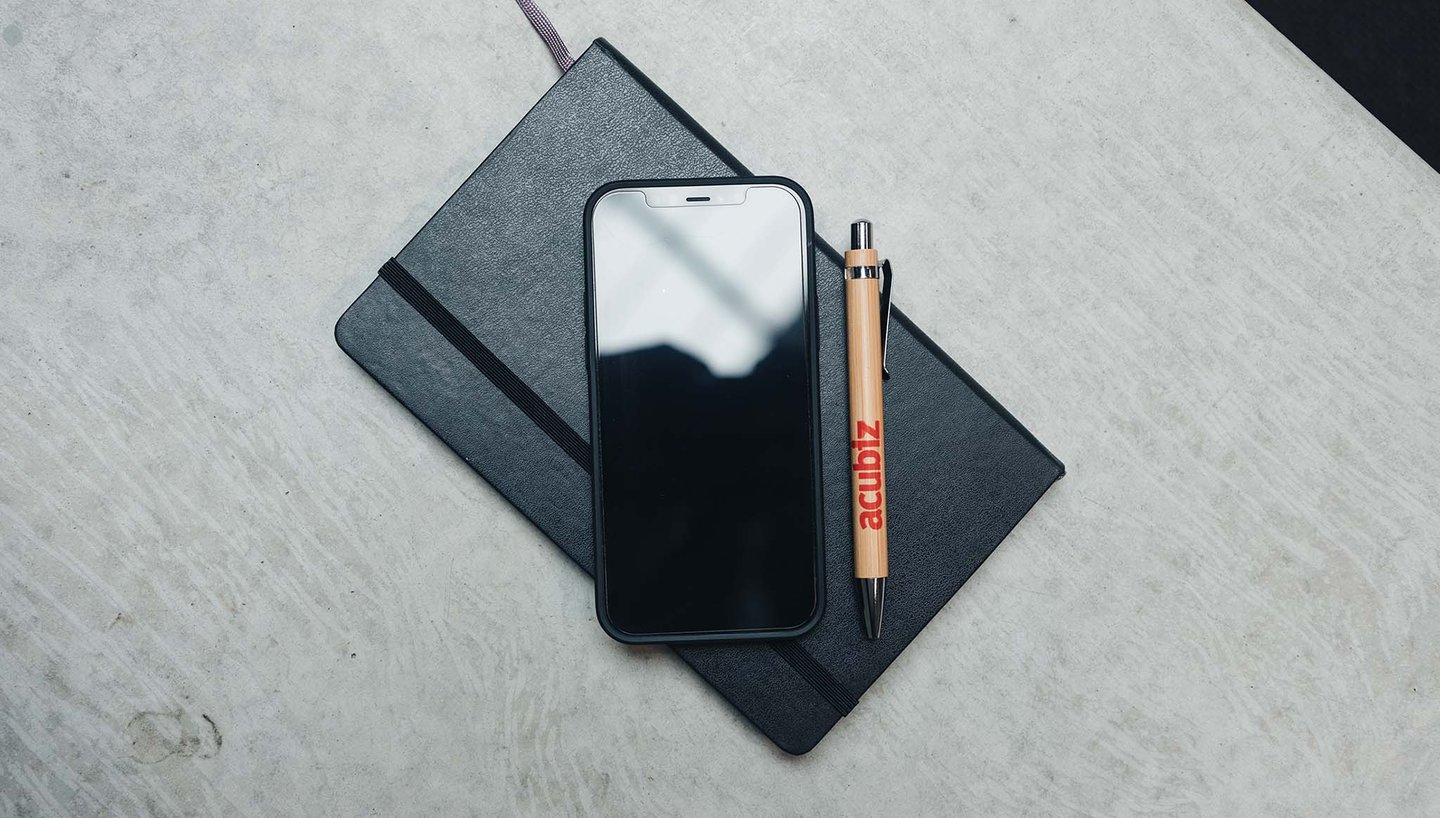 acubiz-pen-and-notes-on-desk