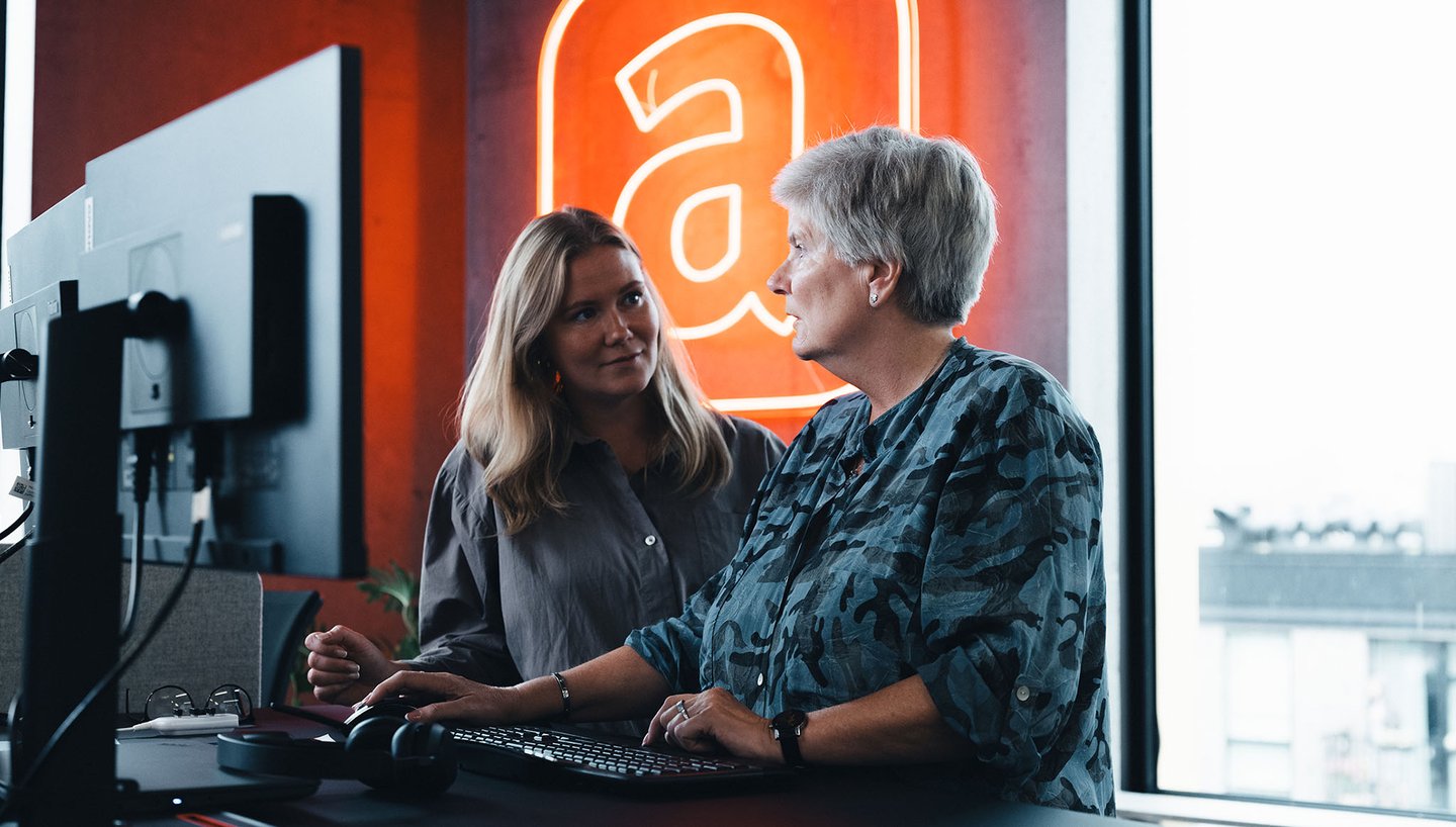 coworkers-casual-support-talk