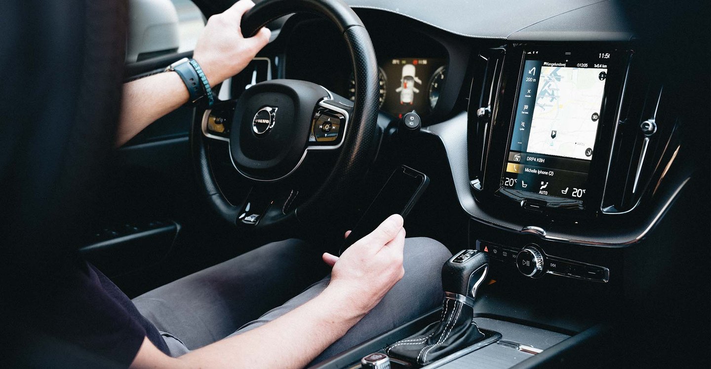 driving-with-phone