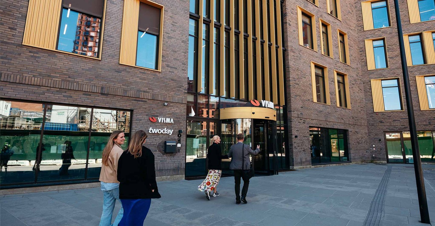 more-coworkers-walking-to-work-in-visma