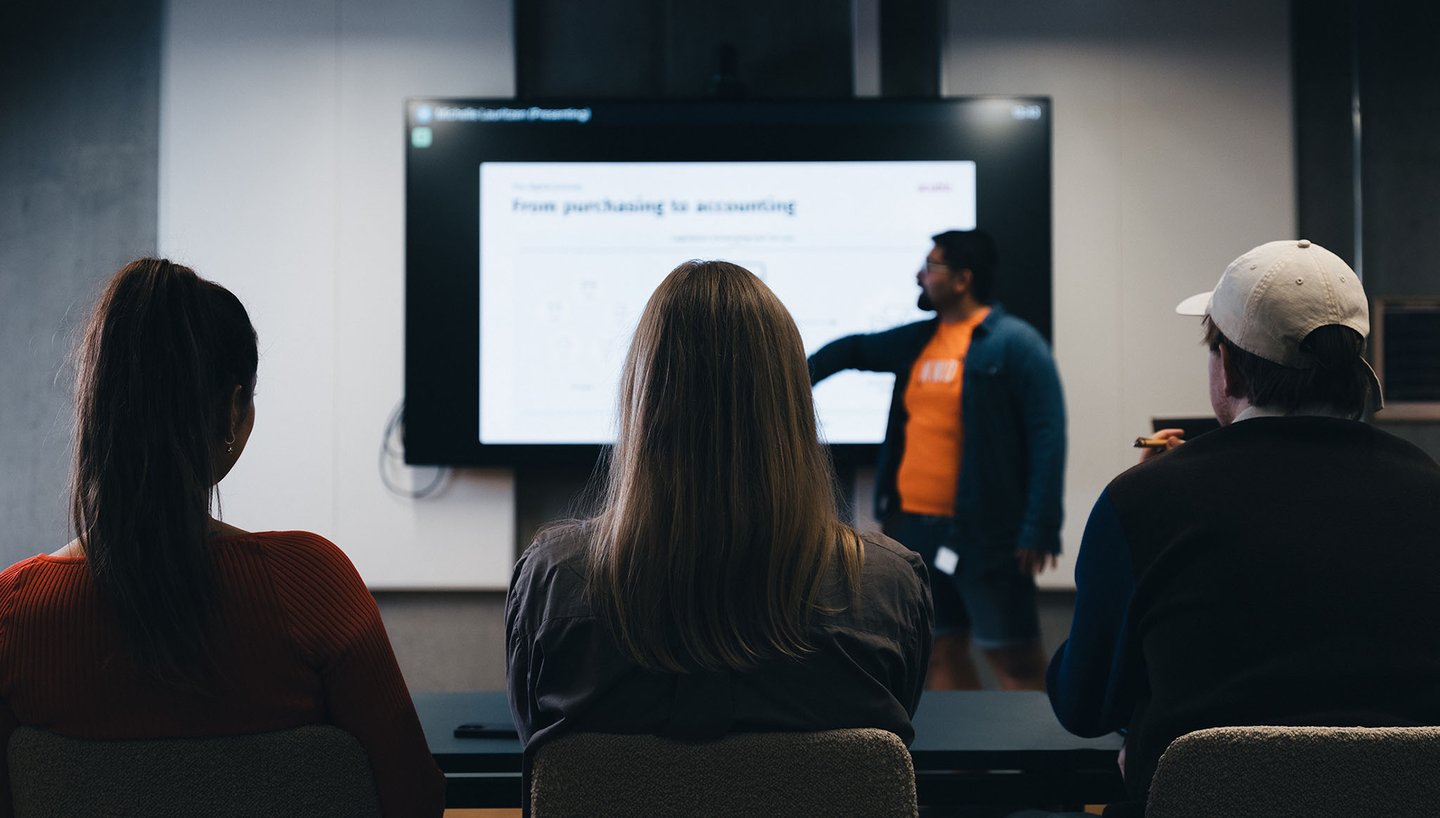over-the-shoulder-presentation-view