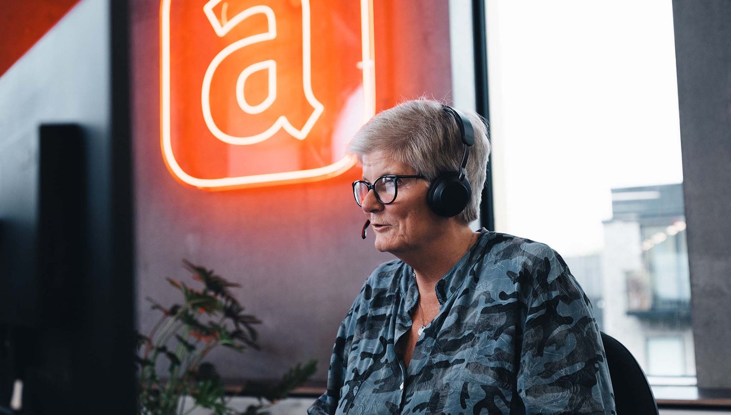 support-talking-with-headset