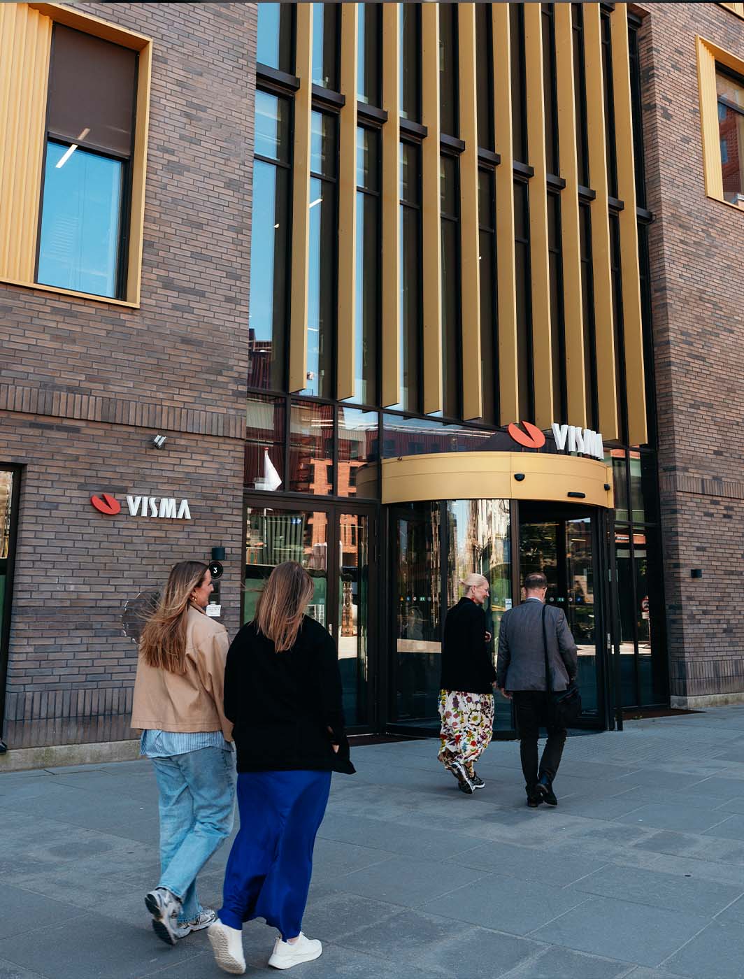 visma-building-coworkers-entrance