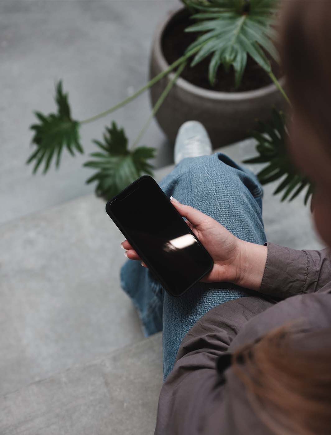 woman-holding-phone