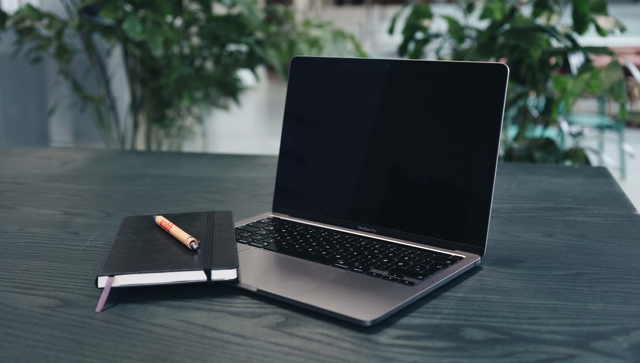 computer-on-desk-and-notes