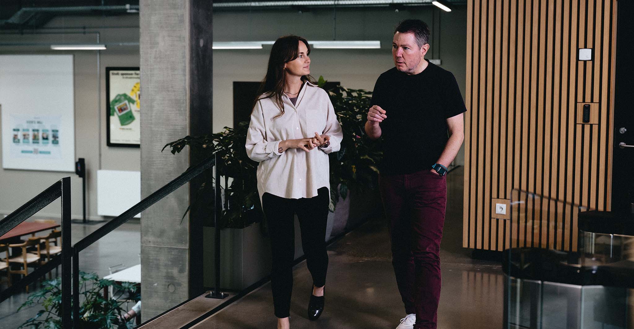 coworkers-wlaking-and-talking-entrance