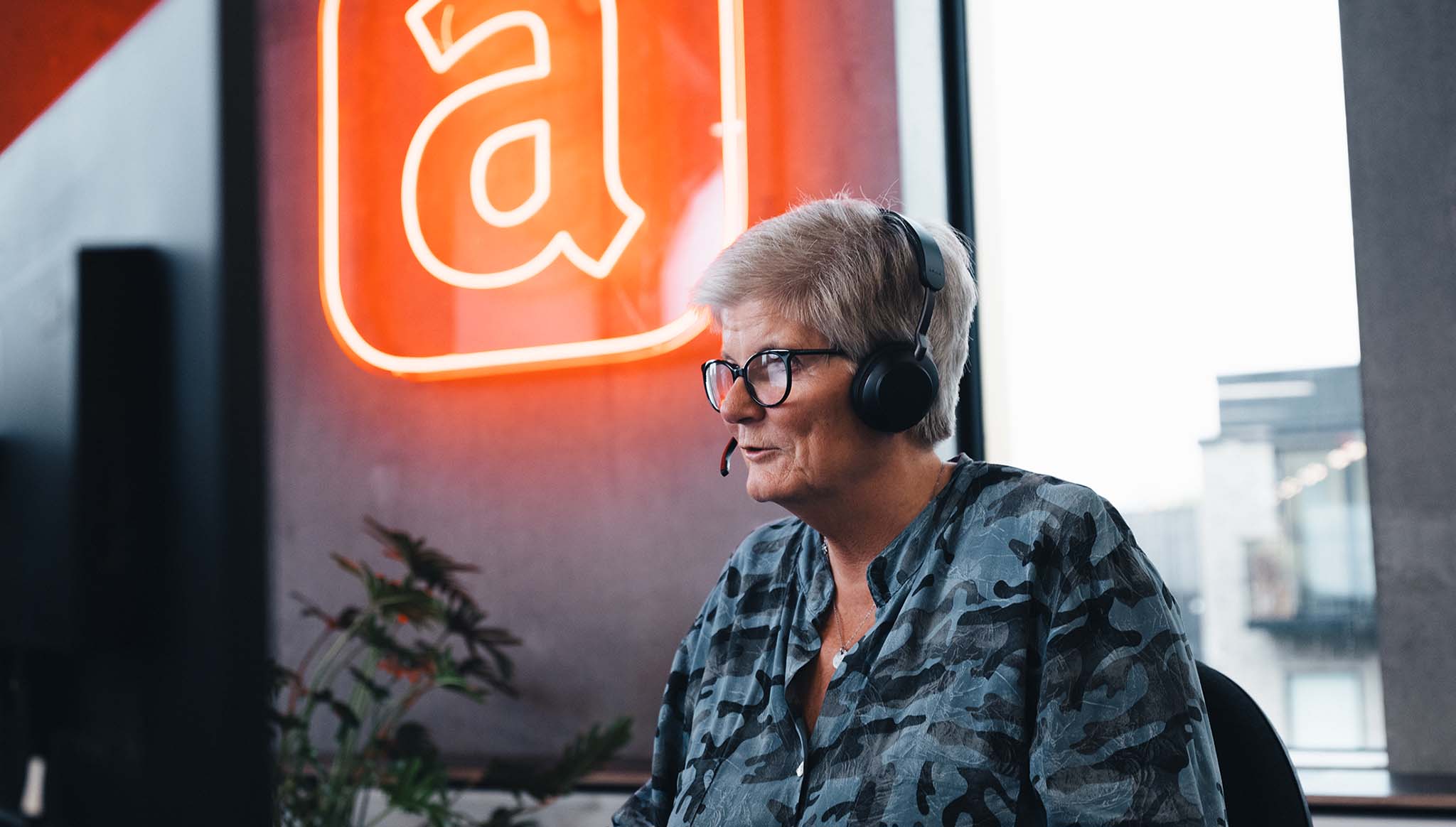 support-talking-with-headset