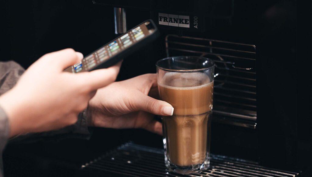 Kaffeemaschine während des Telefonierens